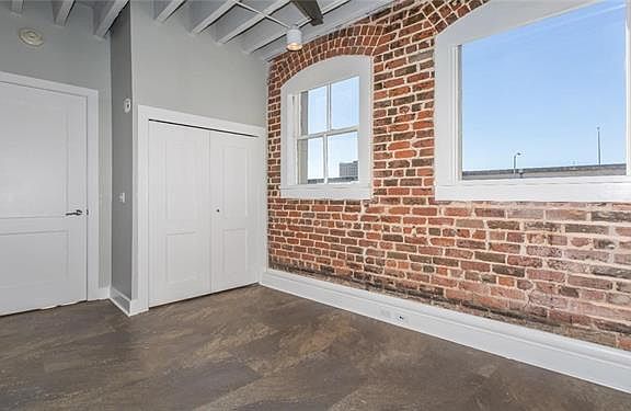 5th image of 818 Howard Ave #402
