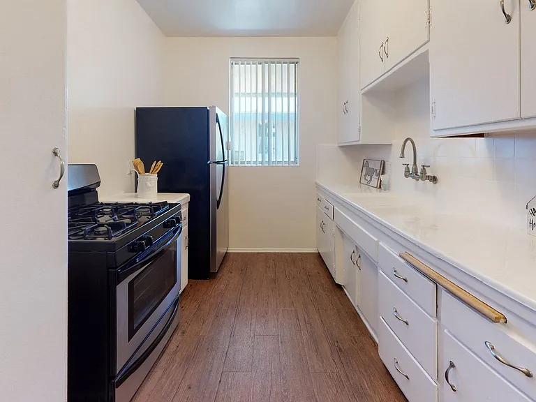 Venice Blvd Apartments — Photo 3