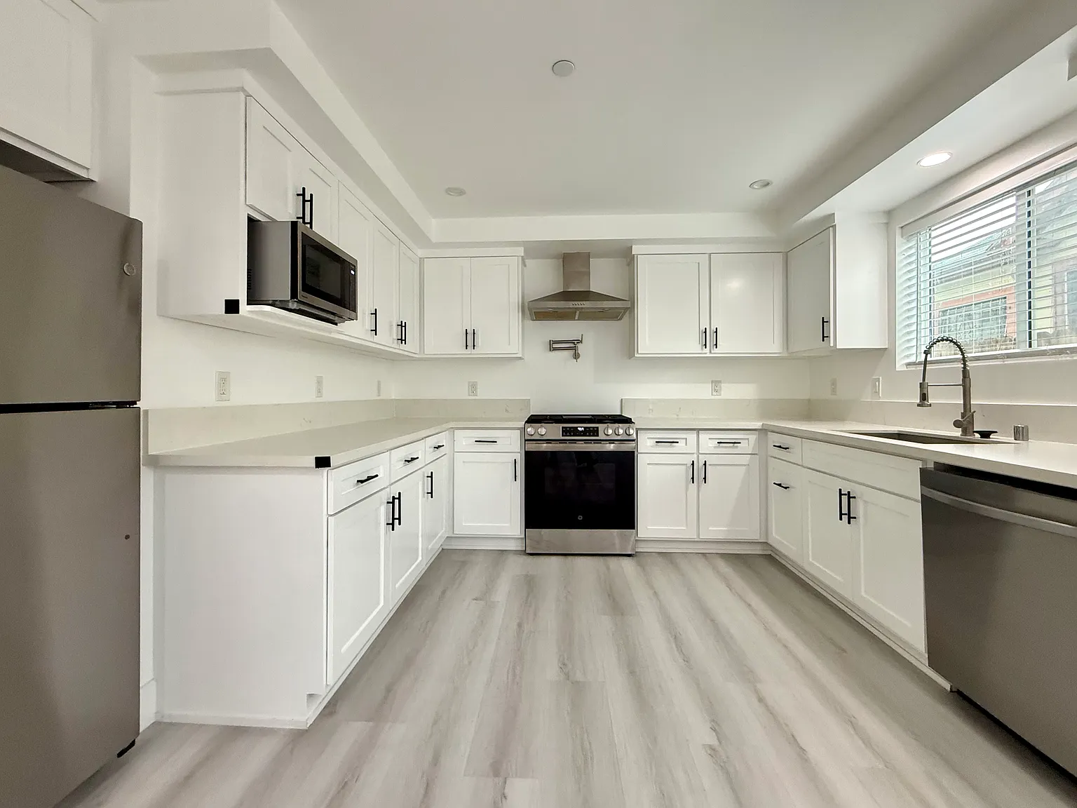 2 bed, 750 sqft, $2,200 — Photo 4