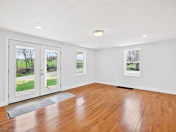 4th image of 744 Wooster St