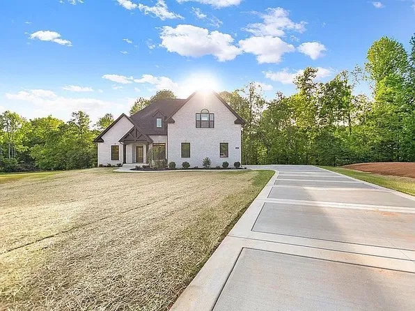 422 Young Ln, Pleasant View, TN 37146