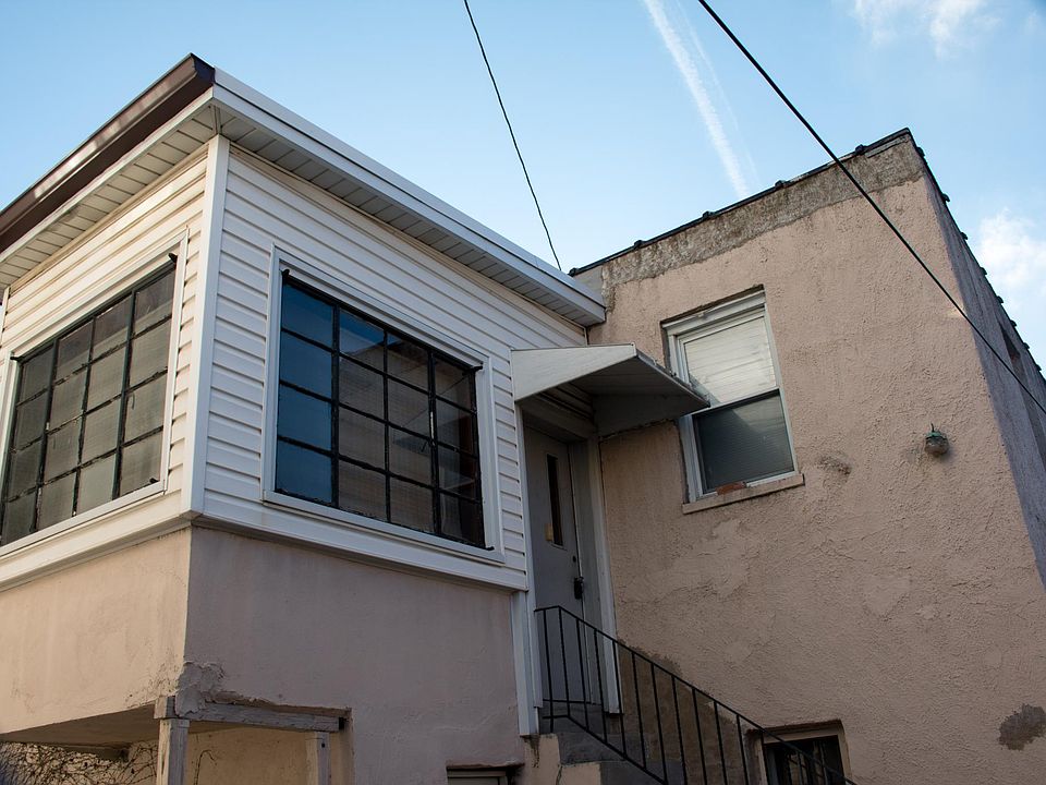 Entrance to the coach house.