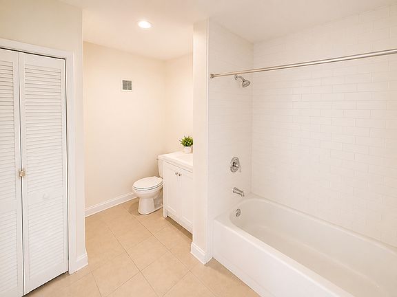 3rd image of 3133 W Augusta Blvd #2E