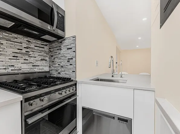 60 East 9th Street image 2 of 27