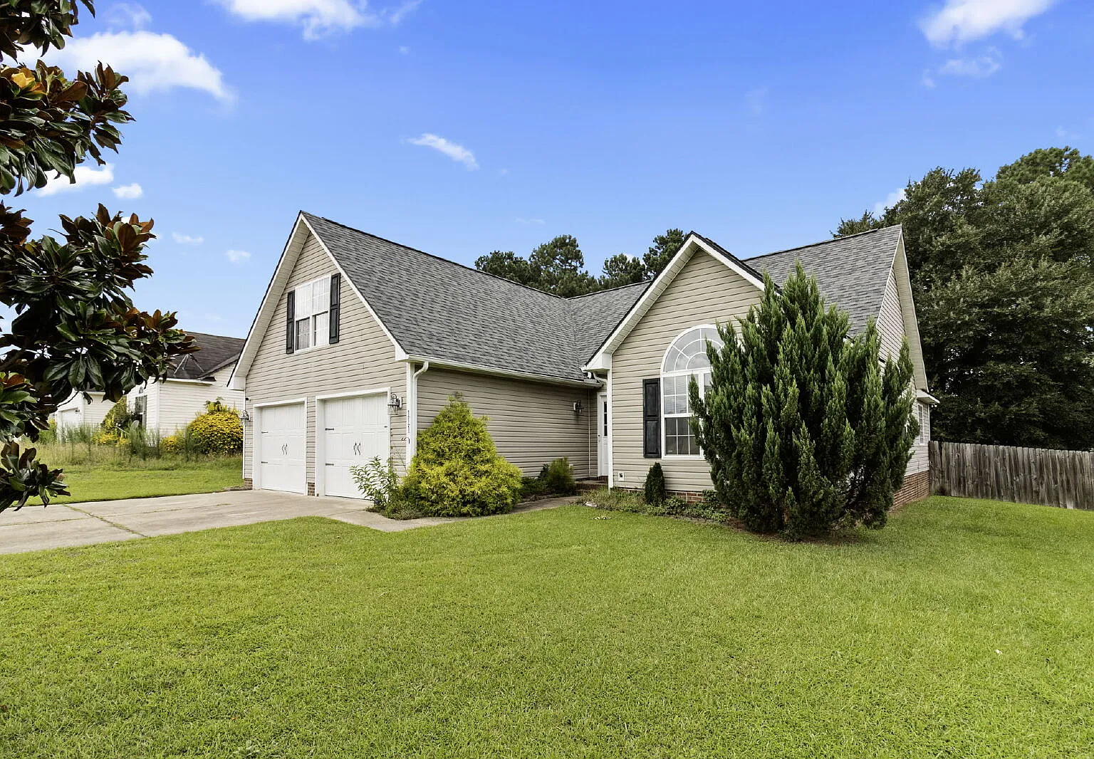 3 bed, 2.0 bath, 1643 sqft, $1,900 — Photo 3