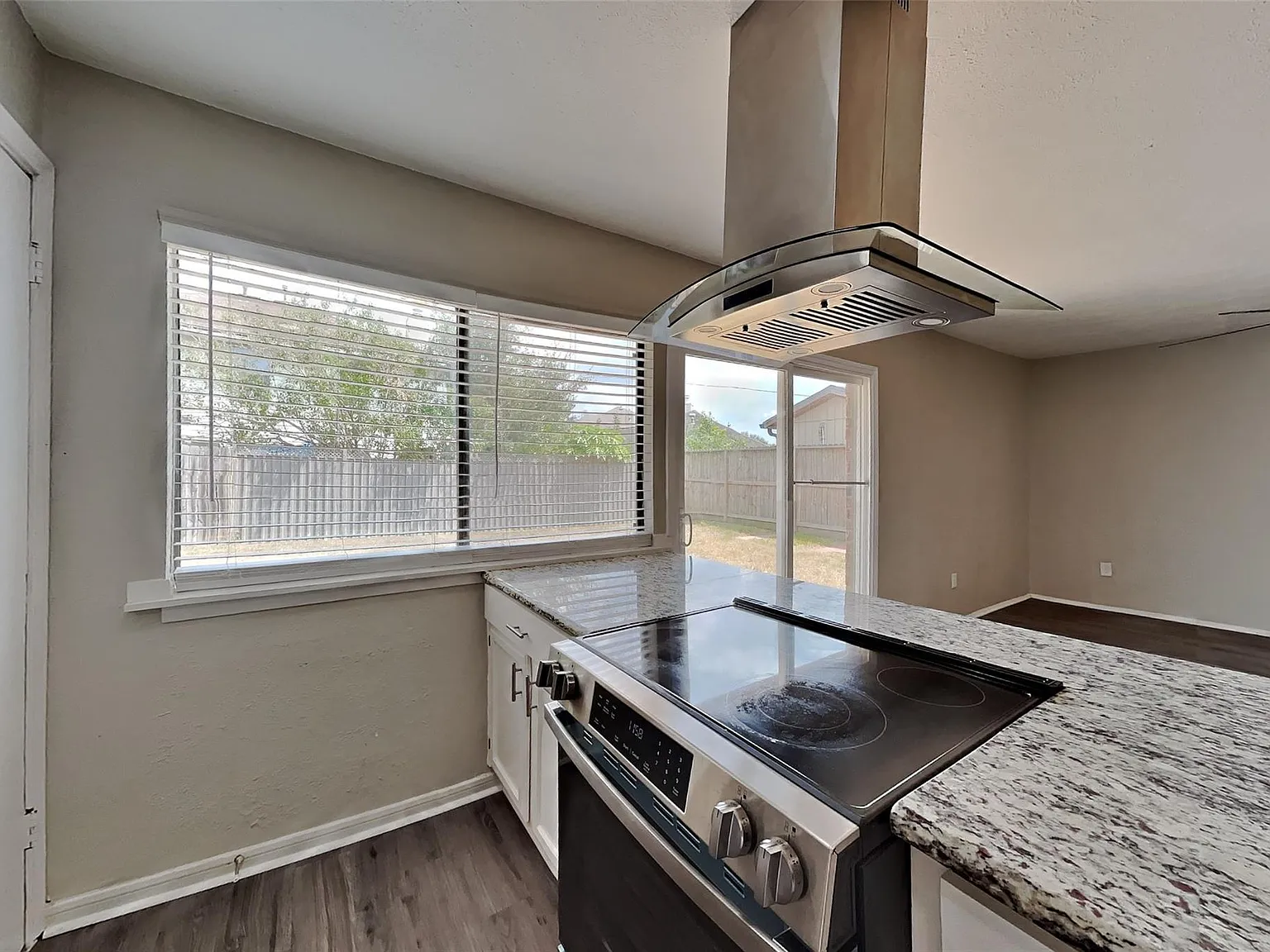 3 bed, 2.0 bath, 1741 sqft, $1,950 — Photo 4