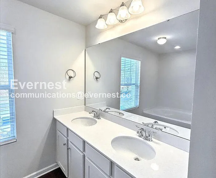 233 W Grover St — Photo 6