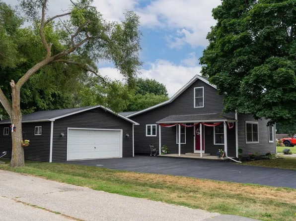 522 N 2nd St, Shepherd, MI 48883