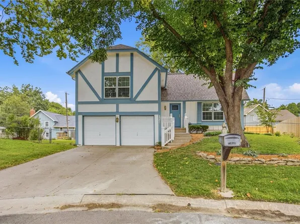 1300 S Apache Ct, Olathe, KS 66062