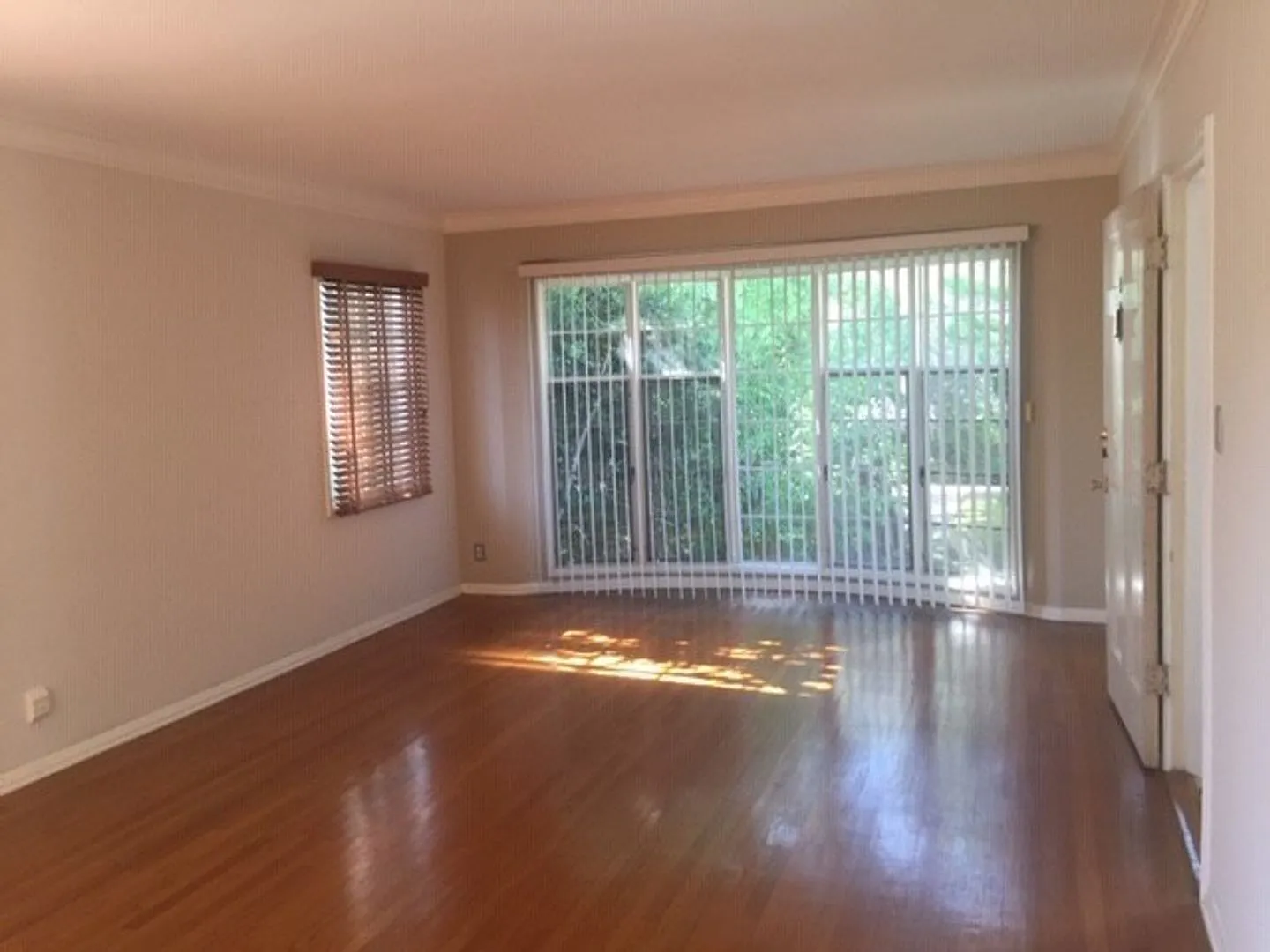 3200 Rowena Avenue — Photo 4