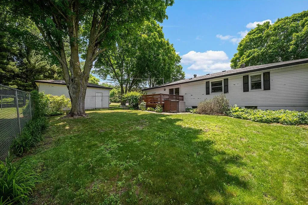 4 bed, 1914 sqft, $3,200 — Photo 3