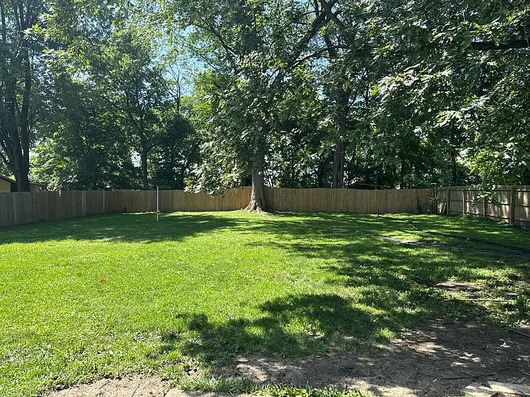 703 E State St — Photo 14
