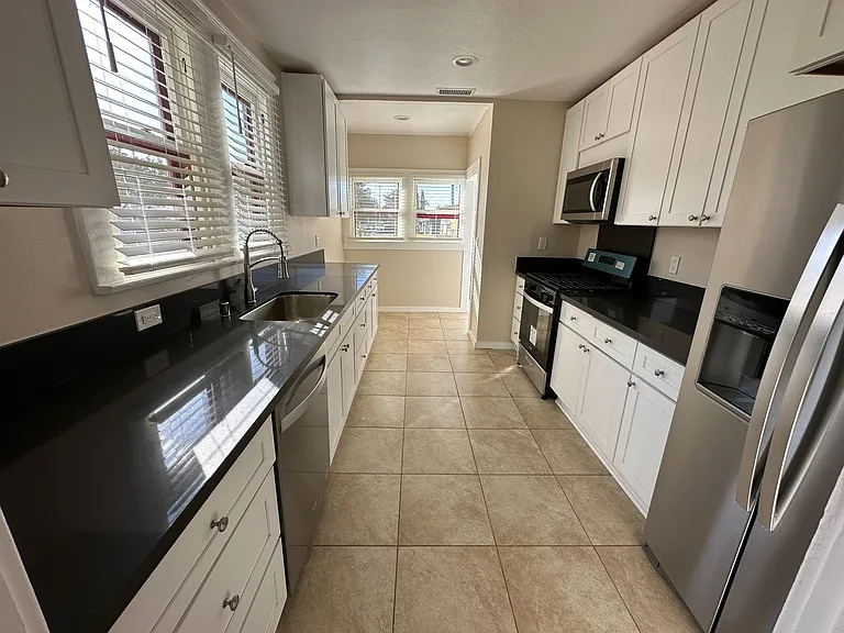 678 N Shaffer St — Photo 17