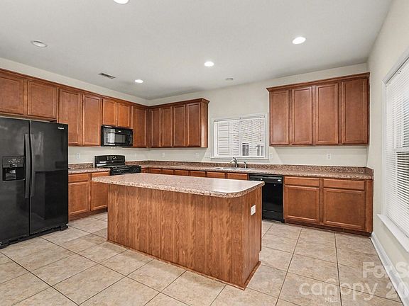 4th image of 10926 Kinnairds St