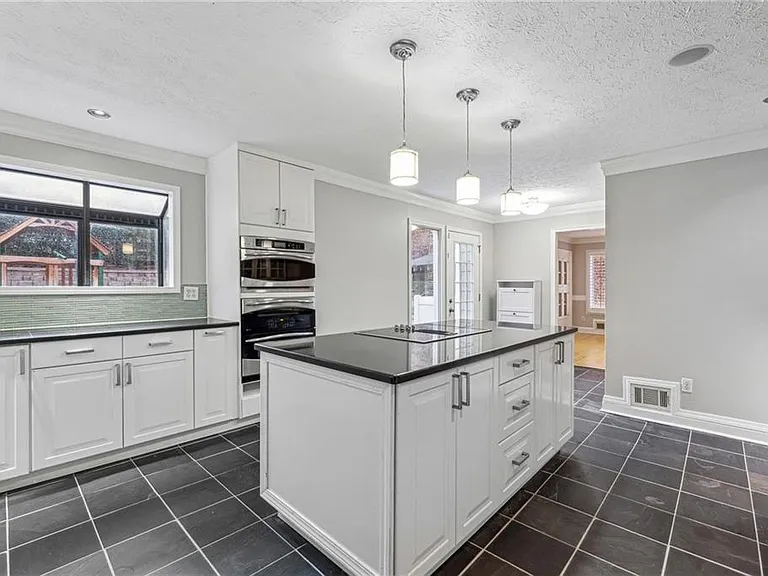 6895 Riverside Dr — Photo 15