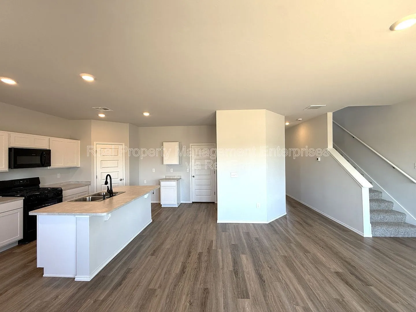 3 bed, 2.5 bath, 1689 sqft, $1,799 — Photo 4