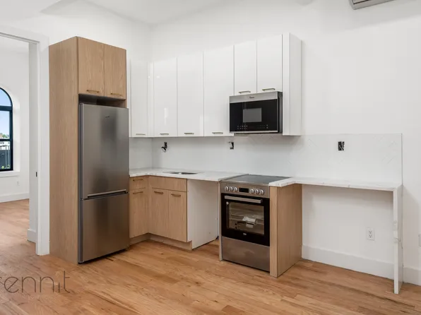 808 Putnam Avenue image 1 of 14