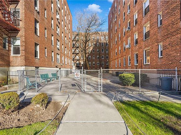 5th image of 221 McDonald Ave APT 2J