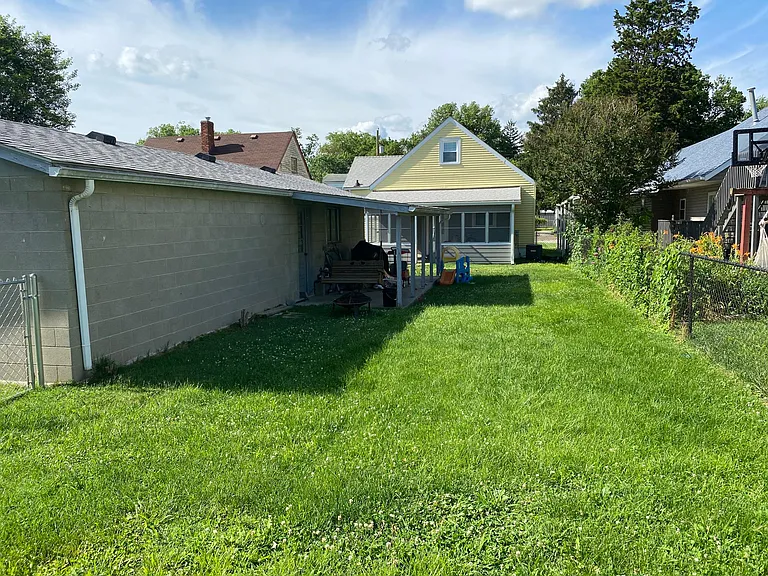 122 E Francis Ave — Photo 6