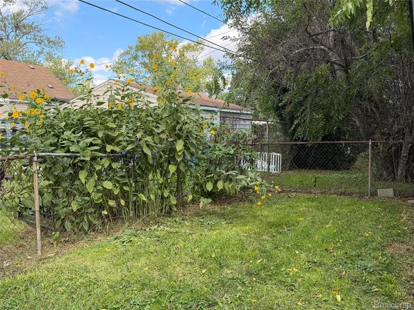 4986 Bedford St, Dearborn Heights, MI 48125