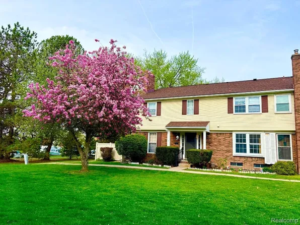 20806 W Glen Haven Cir, Northville, MI 48167