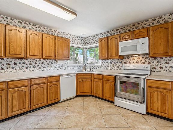 5th image of 207 Goldenwood Dr