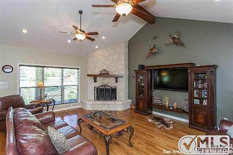 4th image of 221 Majestic Oaks Dr