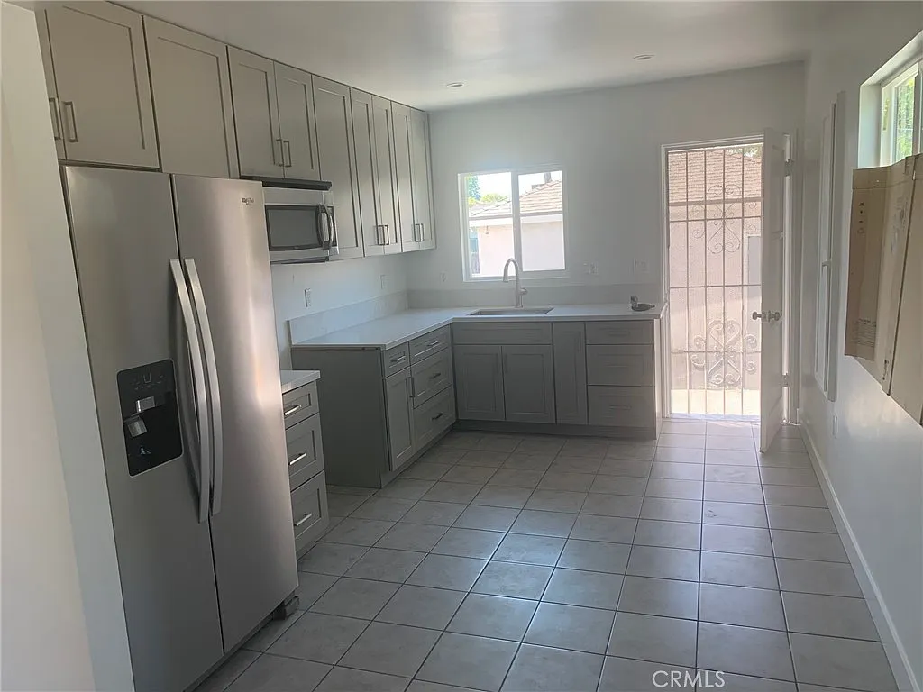 2 bed, 725 sqft, $2,300 — Photo 1