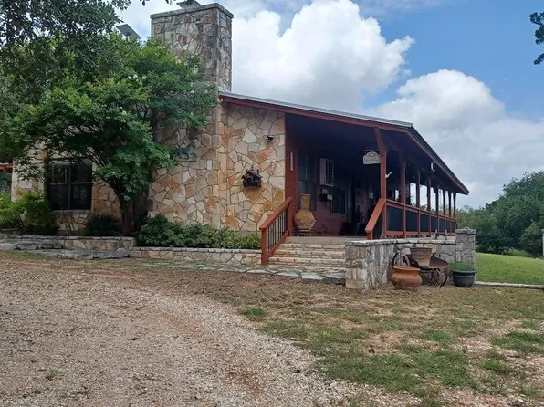 152 NW Andrew Rd, Kerrville, TX 78028