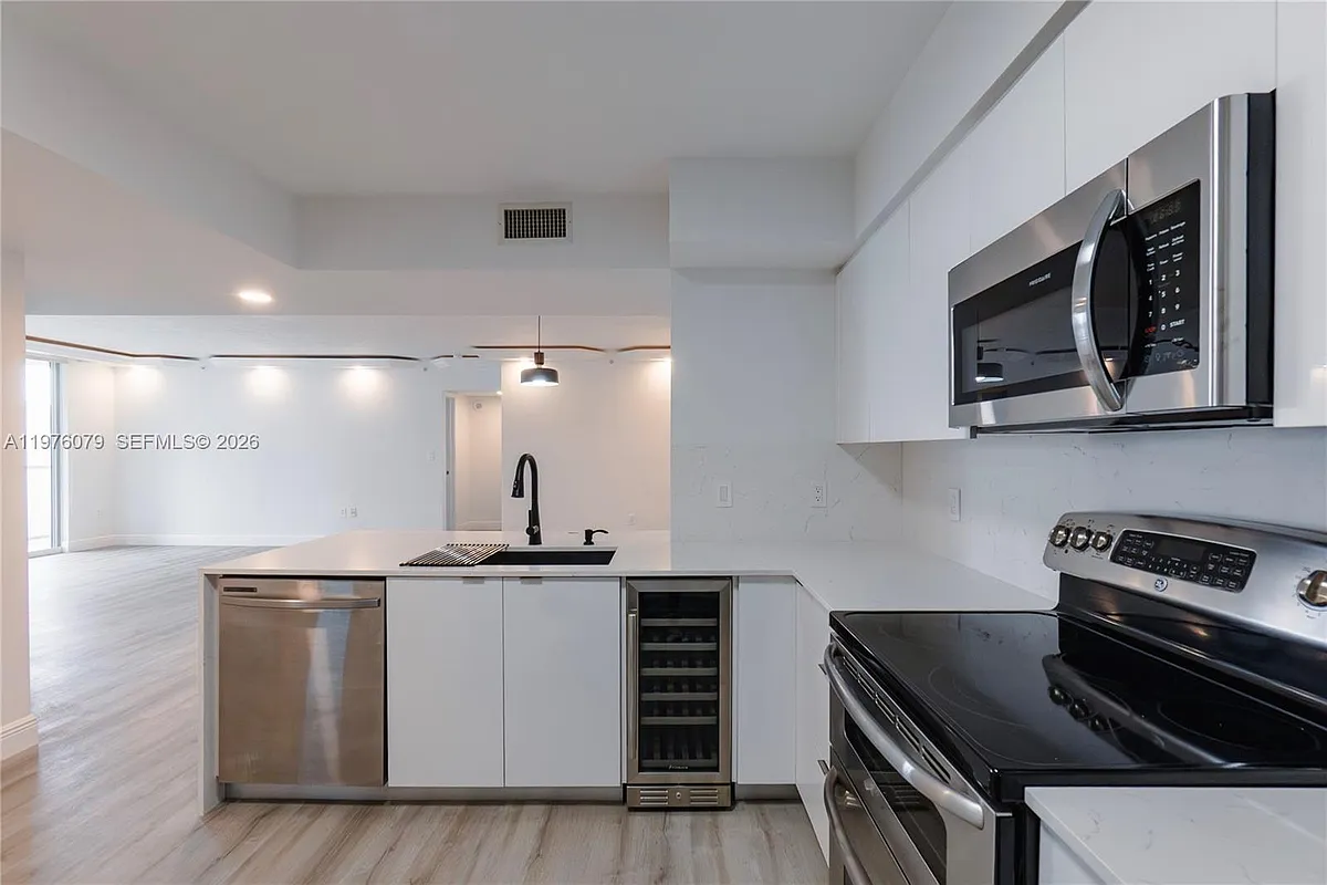 Building Photo - 1155 Brickell Bay Dr #2204