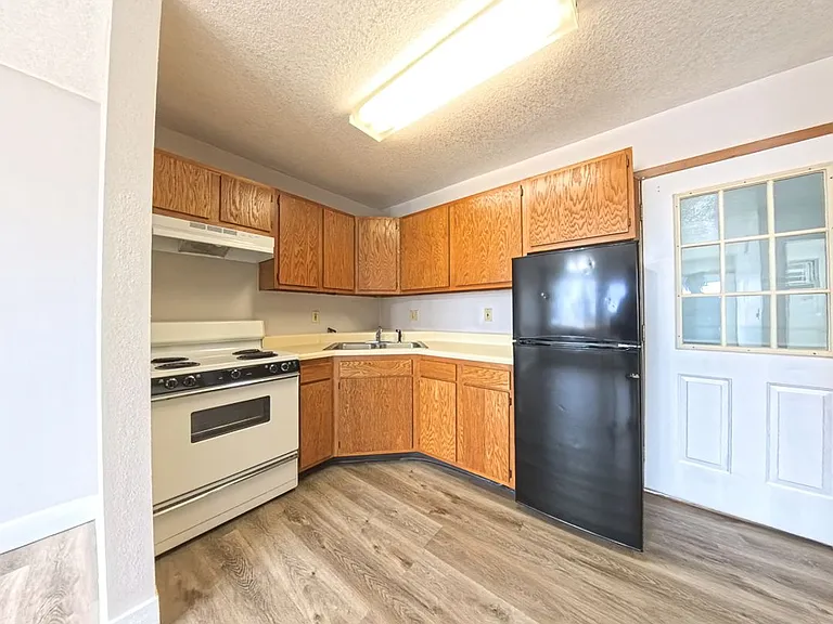 203 N East St — Photo 2