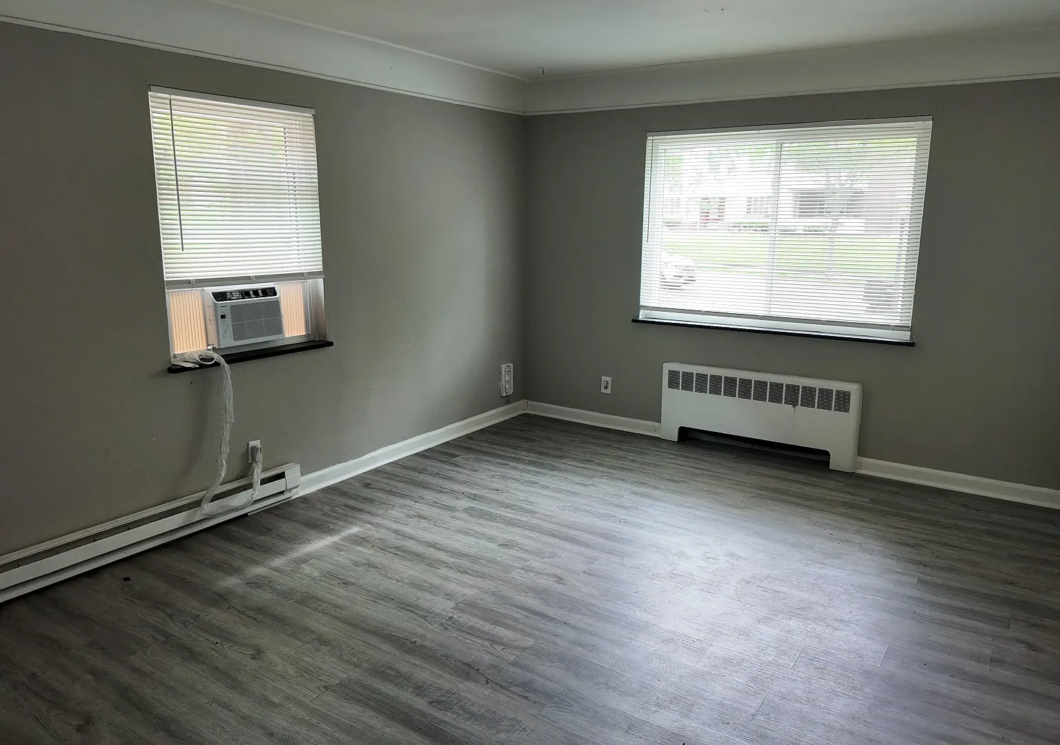 Bright 1-Bed with Hardwood Floors & Off-Street Parking 7100 Eastlawn Dr, Cincinnati — Photo 2