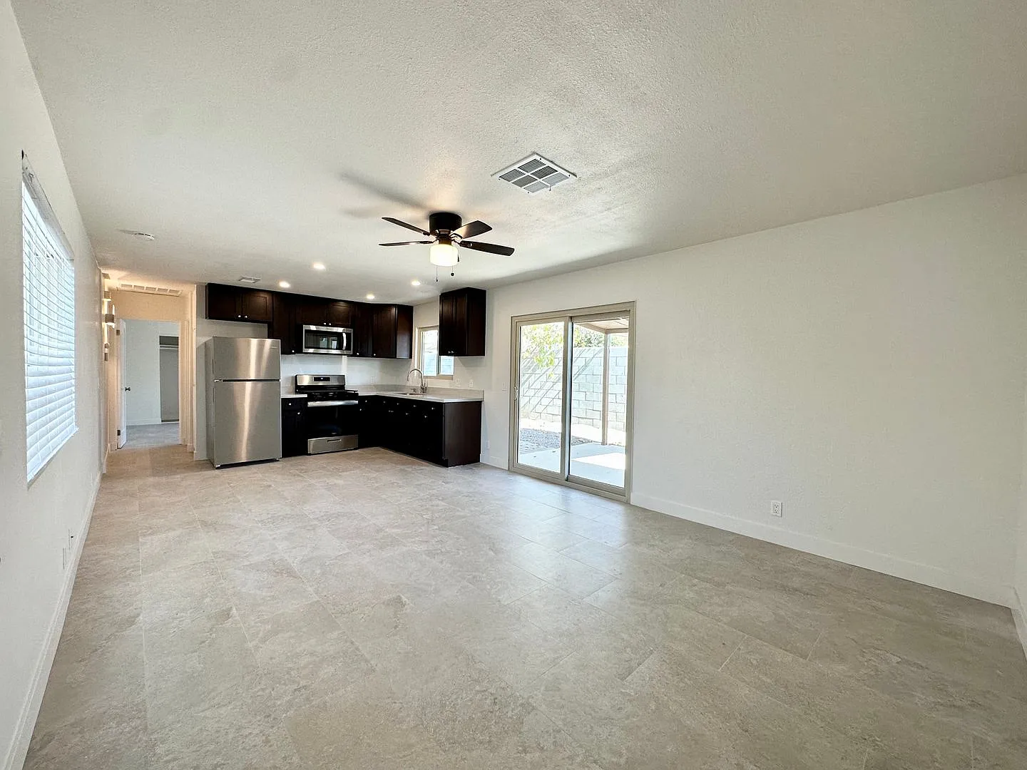 Coming Soon! 1 Bedroom 1 Bathroom Apartment In Palm Springs W/ Community Pool — Photo 4