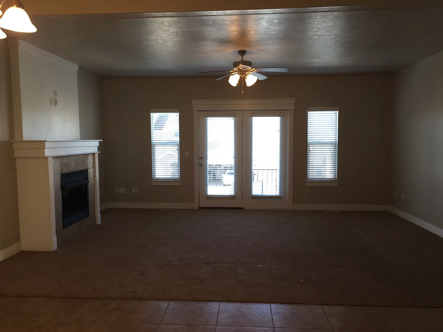 Gorgeous 3 Bedroom with a Den in Sandy! — Photo 2