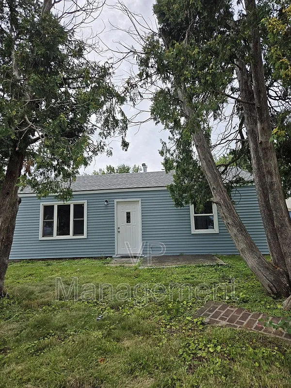 2 bed, 1.0 bath, 792 sqft, $1,300 — Photo 2