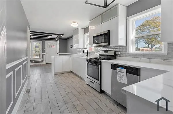245 W 43rd St — Photo 10