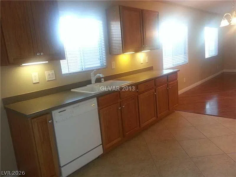 3 bed, 2.5 bath, 1636 sqft, $1,995 — Photo 3