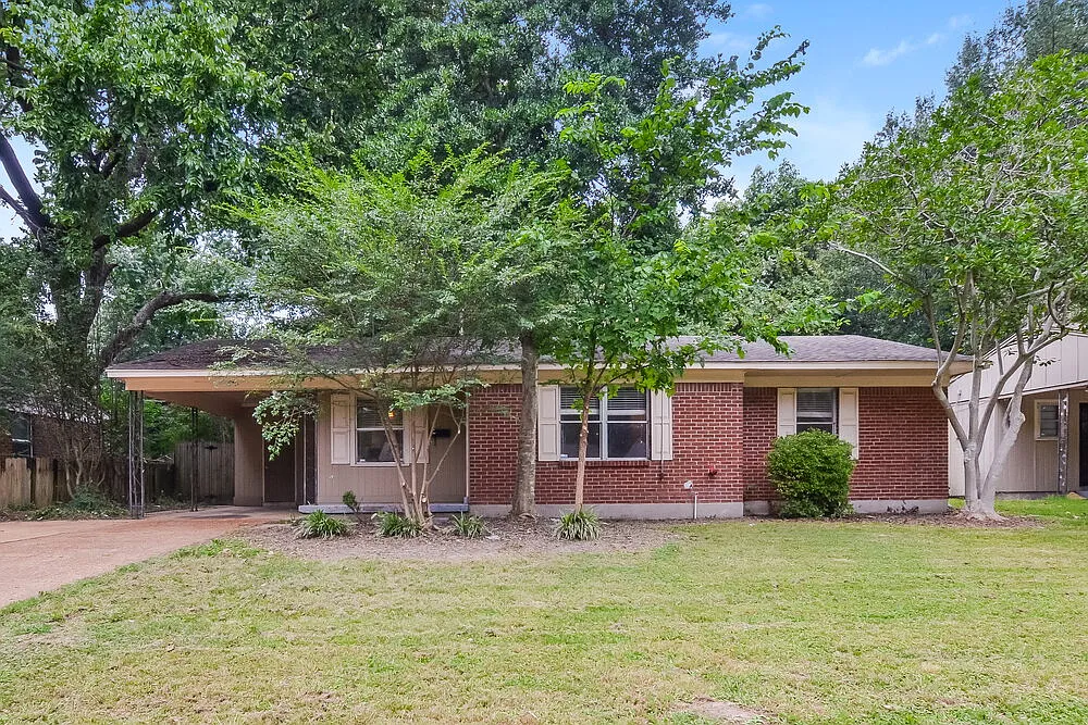 4 bed, 2.0 bath, 1405 sqft, $1,575 — Photo 1