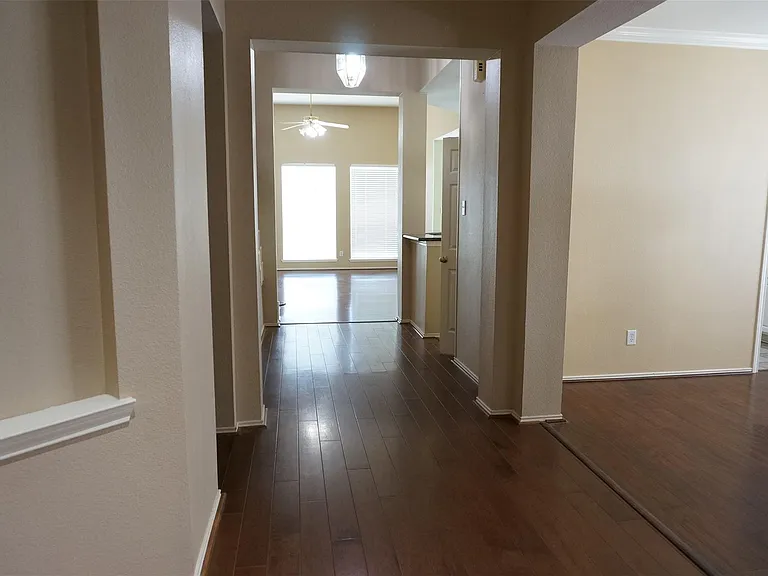 2114 Madewood Dr — Photo 2