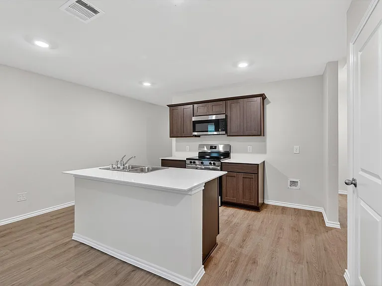 1413 Brook Ln — Photo 4
