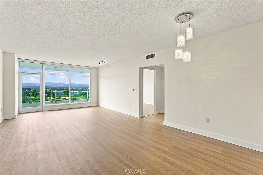 2 bed, 1249 sqft, $5,500 — Photo 3