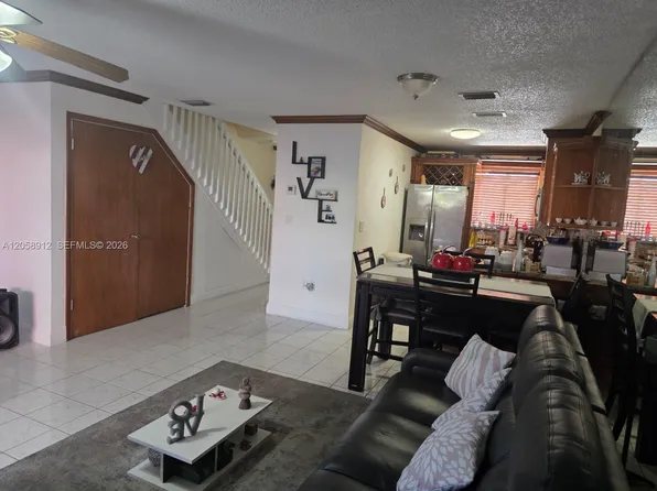 8085 NW 8th St APT 6, Miami, FL 33126