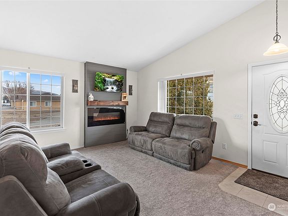 4th image of 3978 NE Blueridge Drive