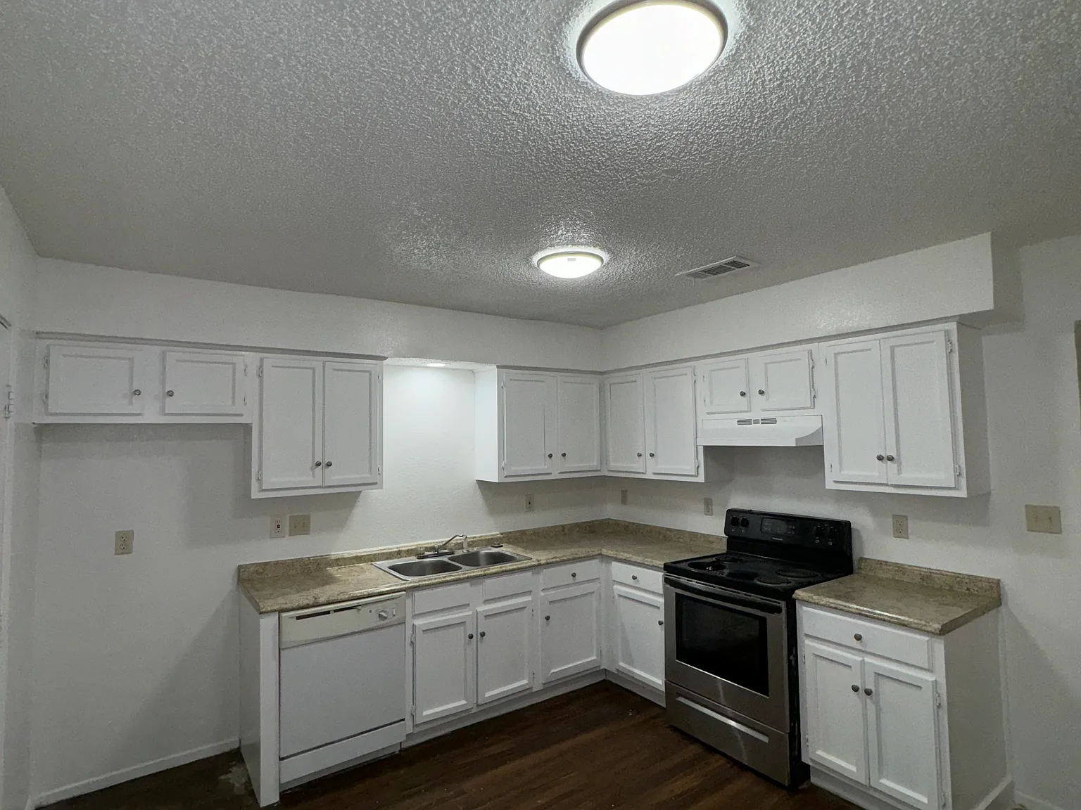 3 bed, 1100 sqft, $1,390 — Photo 3