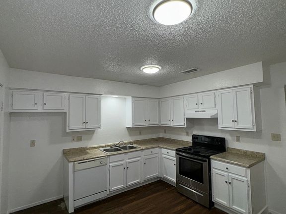 3rd image of 2821 Cottonwood Ln #2821