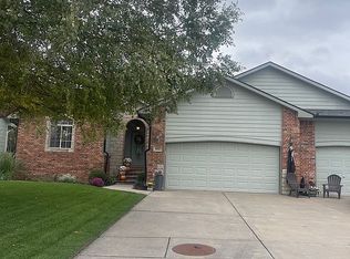 911 N Cedar Brook Cir, Mulvane, KS 67110