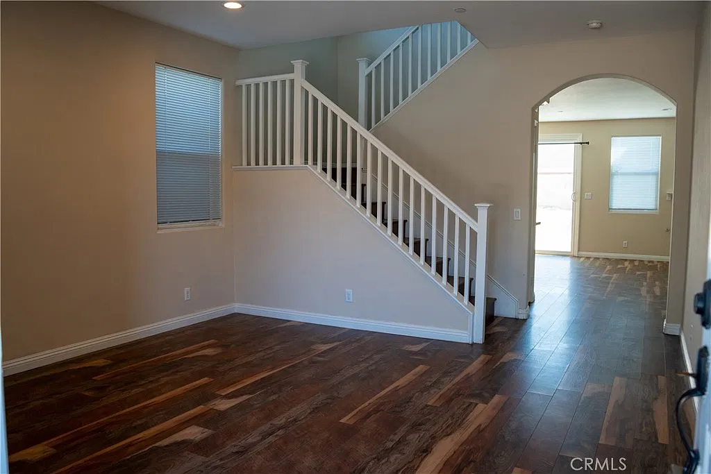 4 bed, 2370 sqft, $4,900 — Photo 2