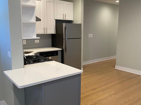 4th image of 4953 N Oakley Ave #2R