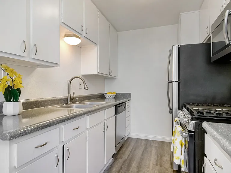Racquet Club Apartments — Photo 43