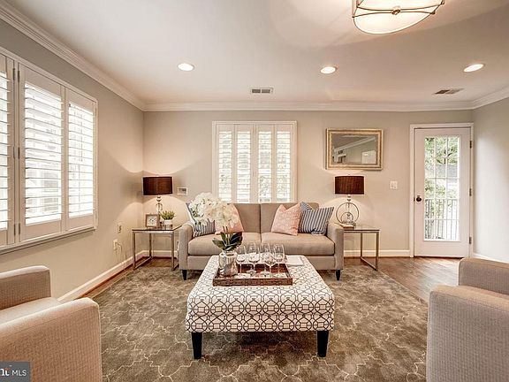 Living Room (1 of 3)